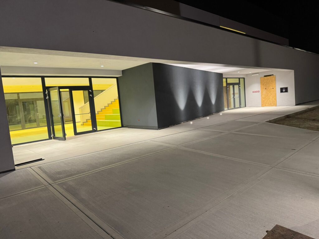08-esterno-notturno-ingresso