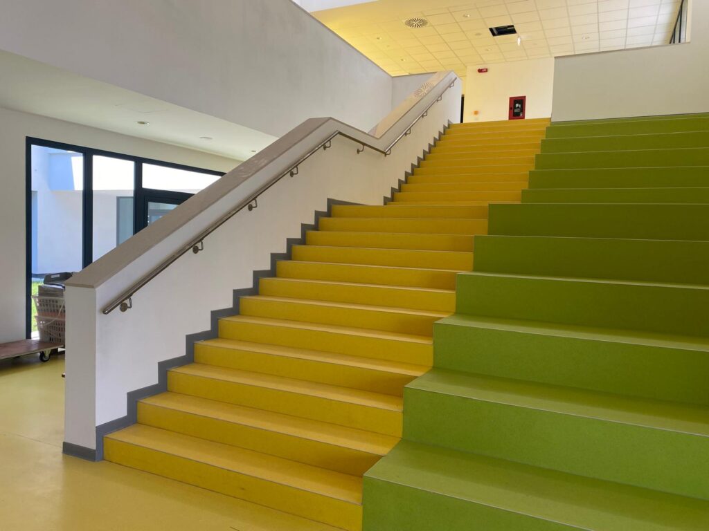 10-interno-scala-colorata