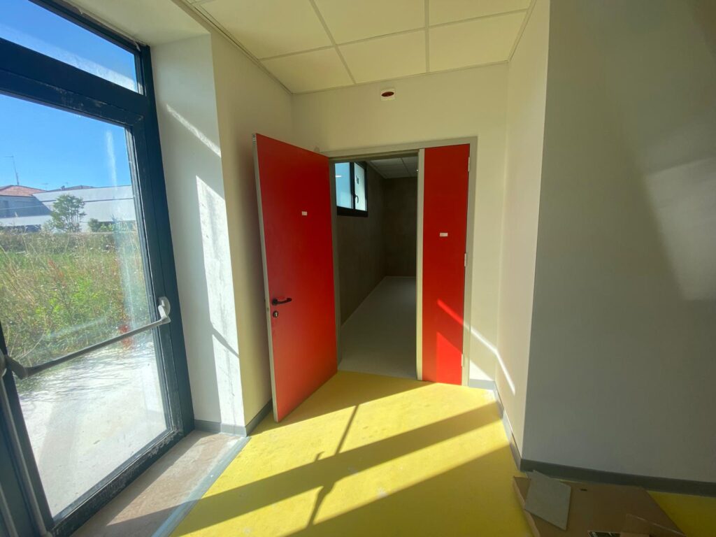 12-interno-porta-rossa-luce